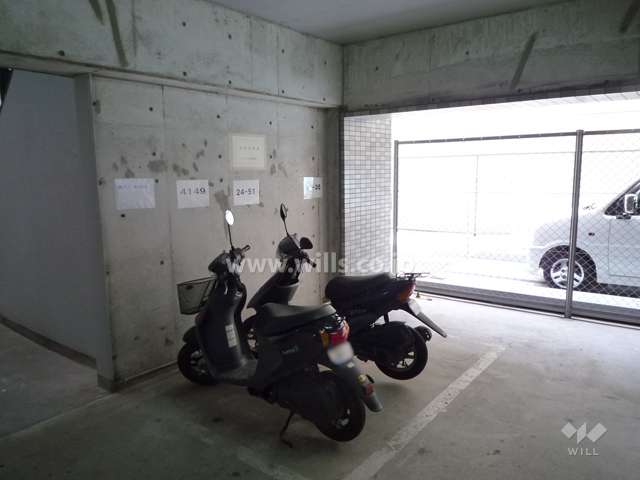 バイク置場（駐輪場もあります。）