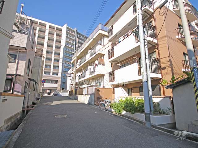 敷地西側の前面道路