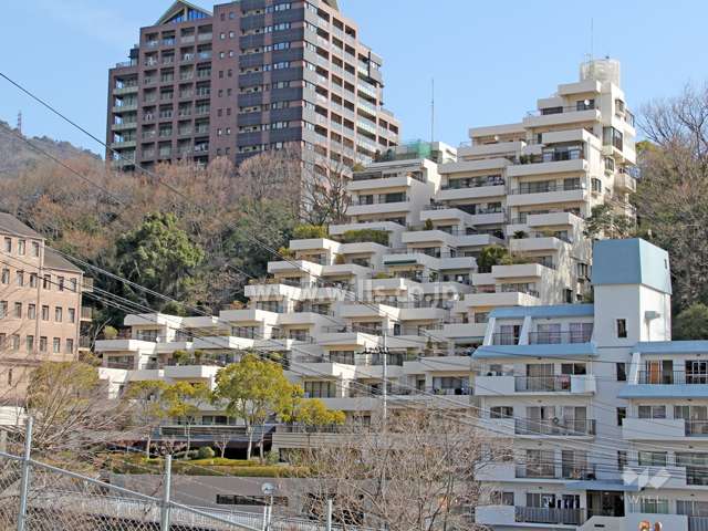 カサベルデ六甲の遠景(敷地西側の六甲川対岸から)