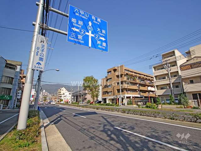 敷地西側の前面道路