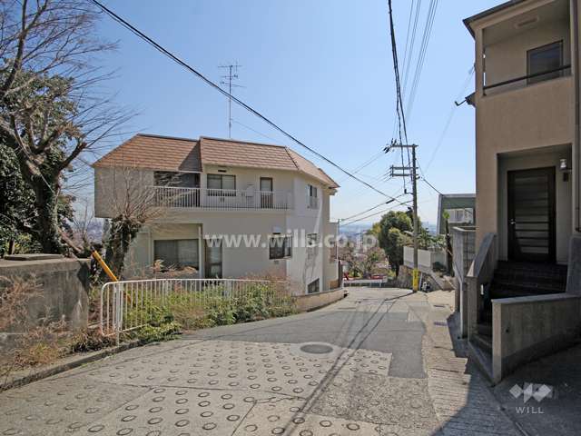 敷地西側の前面道路