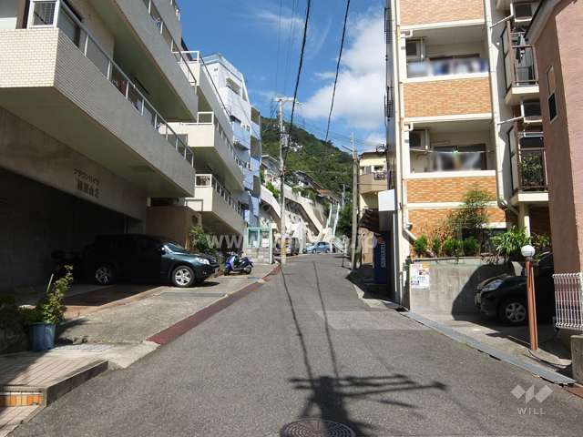敷地東側の前面道路（南側から）