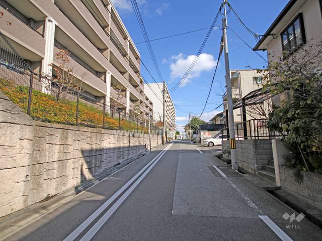 敷地南側の前面道路