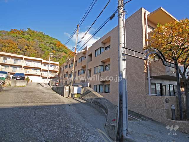 グランドメゾン六甲箕岡の外観(南西側から)