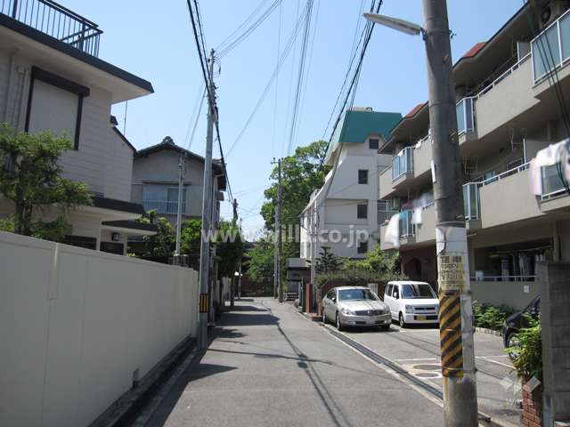 敷地南側の前面道路。静かな住環境です。