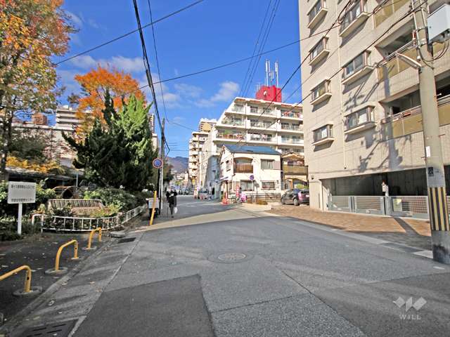 敷地西側の前面道路