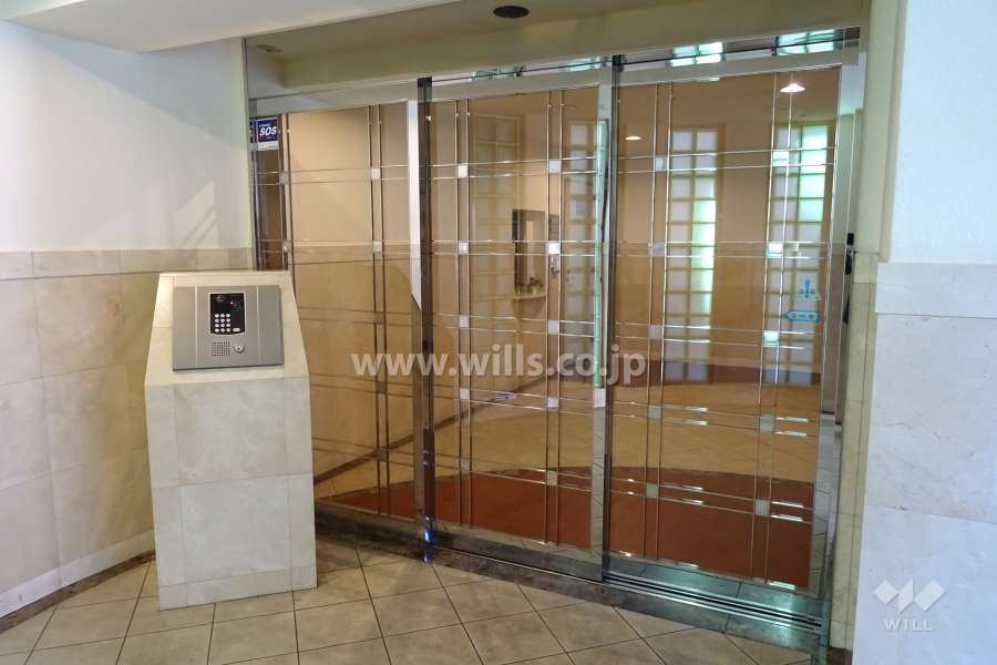 エントランスはオートロック付きです。