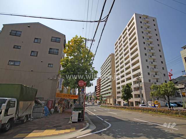 グランブルー王子公園の遠景。敷地南側は山手幹線に面しています。