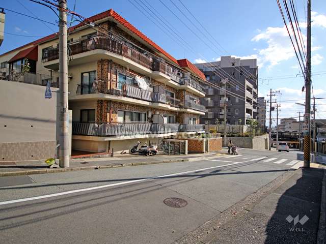 敷地西側の前面道路