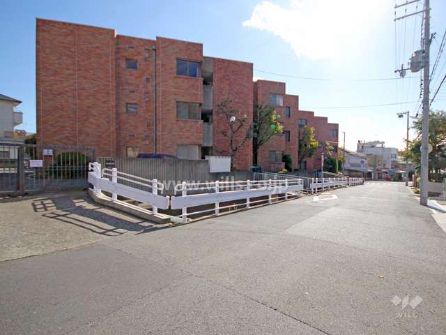 敷地西側の前面道路