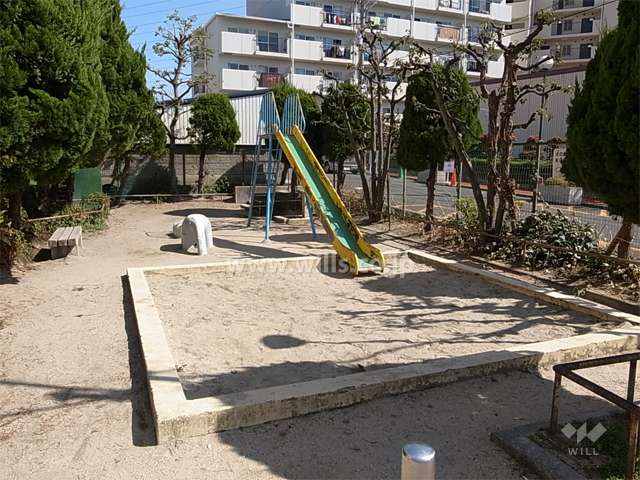 敷地入口にある小さな公園