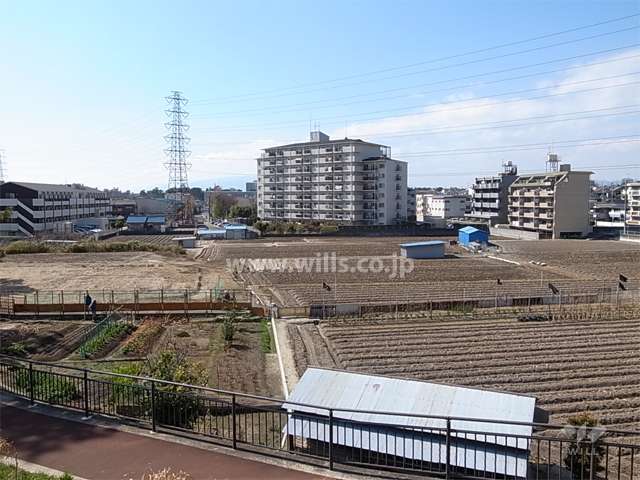 周辺には田畑が多く残り、のどかな雰囲気です。