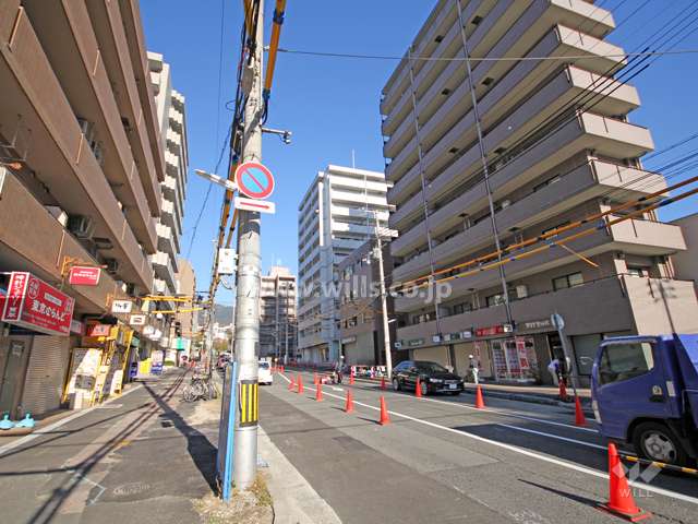 敷地西側の前面道路