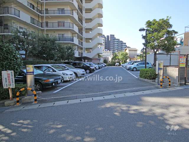 敷地内駐車場（屋外平面式　出入り口にロボットゲート付き）