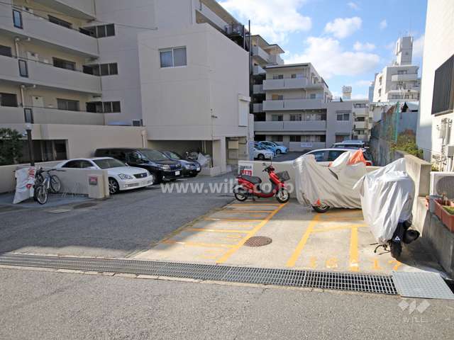 敷地内駐車場とバイク置場