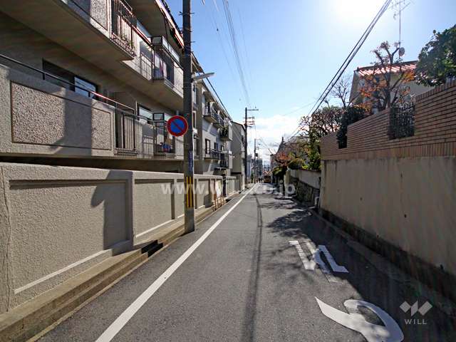 敷地西側の前面道路