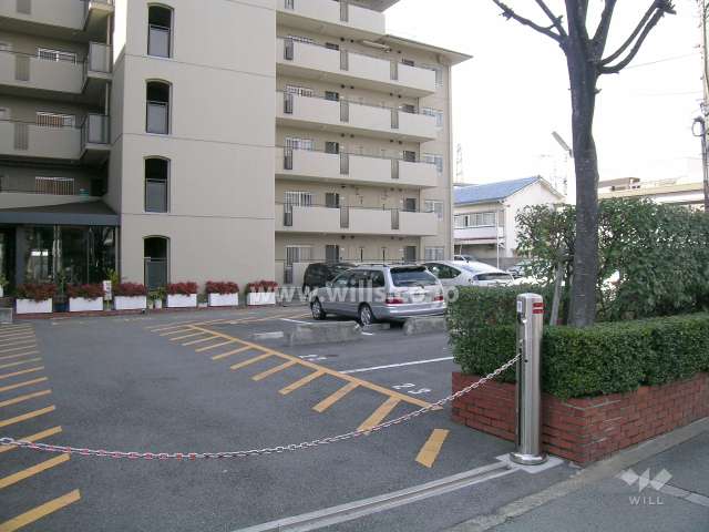 駐車場の入口はロボットゲート付きです。