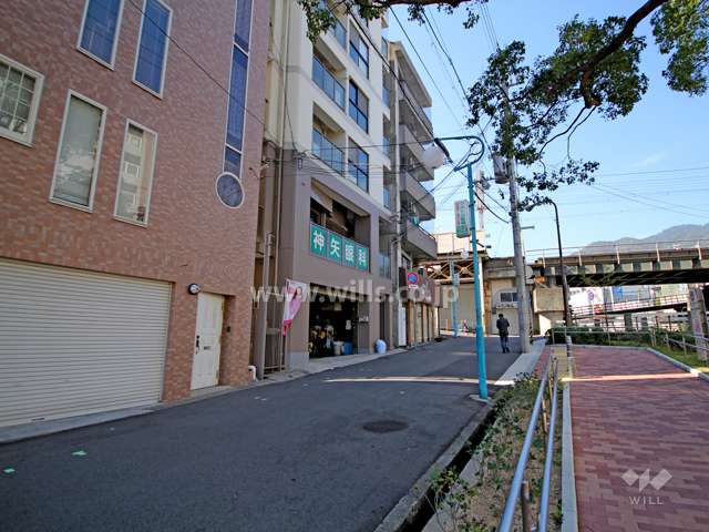 敷地東側の前面道路。すぐ北側を阪急神戸線が走っています。