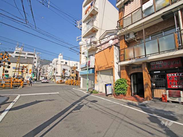 敷地西側の前面道路