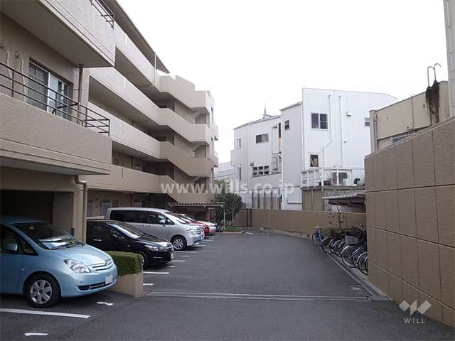 敷地内駐車場と駐輪場