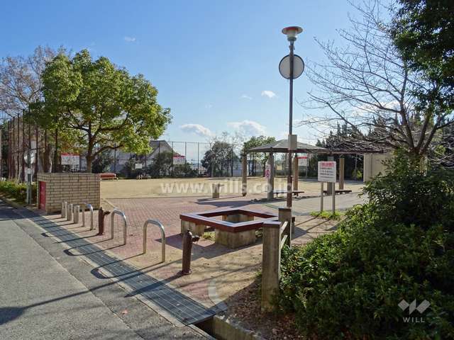 敷地南側の道路向いにある「土山町南公園」