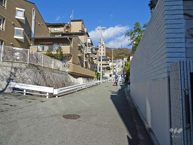 敷地東側の前面道路