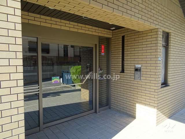 エントランスはオートロック付きです。