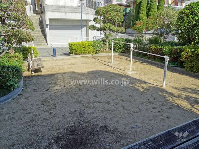 敷地に隣接する小さな公園