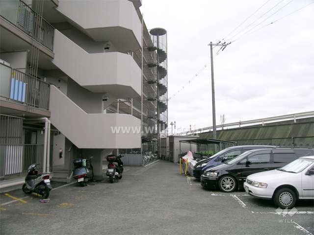 敷地内駐車場（敷地の北側は神崎川に面しています）