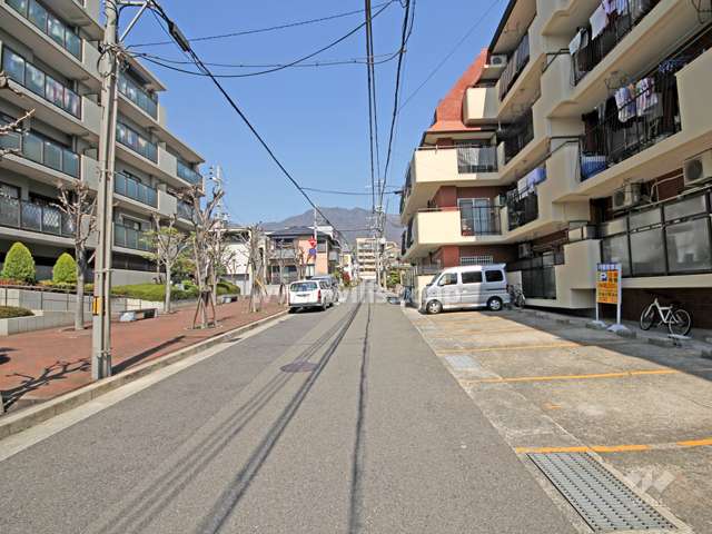 敷地西側の前面道路
