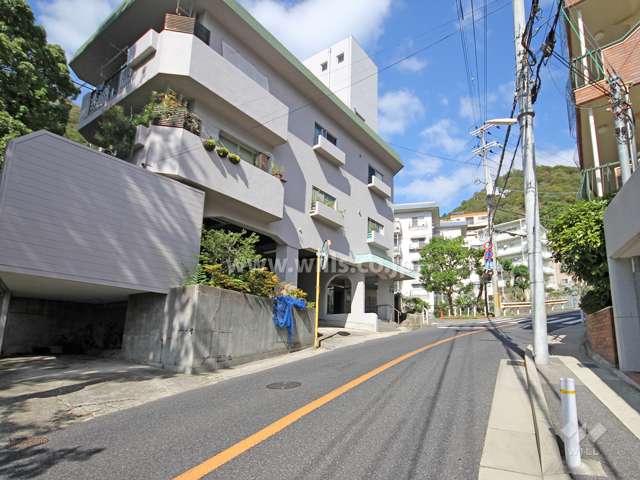 敷地東側の前面道路