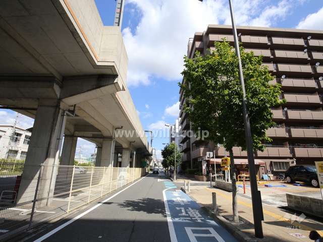 敷地西側には道を挟んで、阪急宝塚線が走っています。