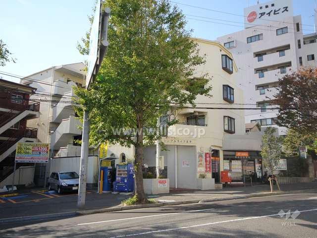シンプルライフ王子の外観(南東側から)　1階部分に店舗が入っています。