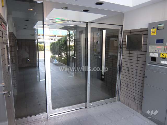 エントランスにはオートロックと宅配ボックスが設置されています。