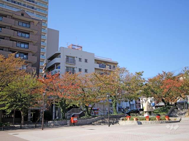 ストランドパレーの遠景。敷地の東側はJR「灘」駅の駅前広場に面しています。