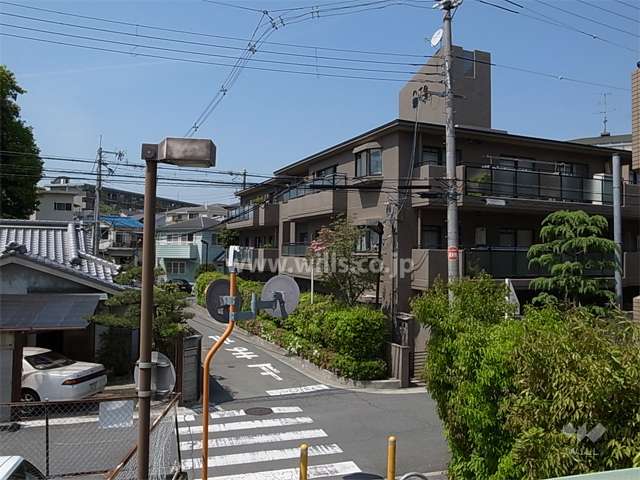 周辺は一戸建てとマンションが混在する静かな住宅地です。