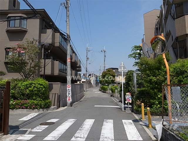 敷地南側の前面道路