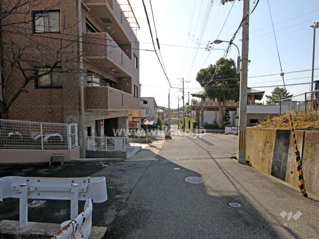 敷地西側の前面道路