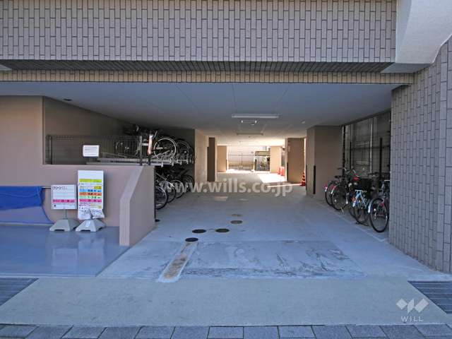 駐車場出入り口、駐輪場