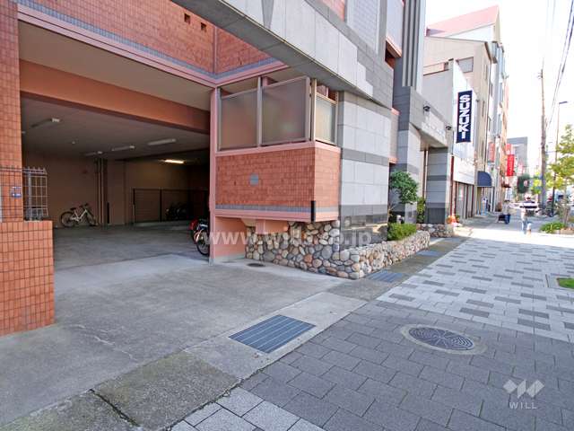 駐車場出入り口
