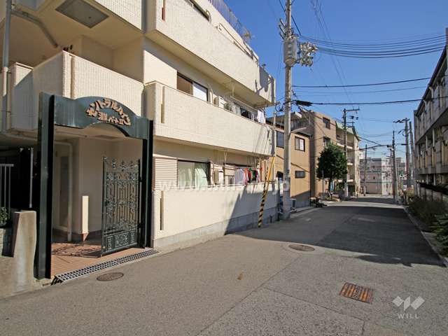 敷地西側の前面道路