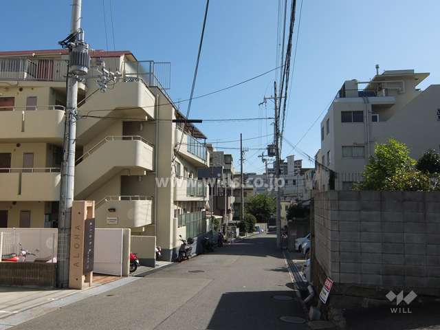 敷地西側の前面道路