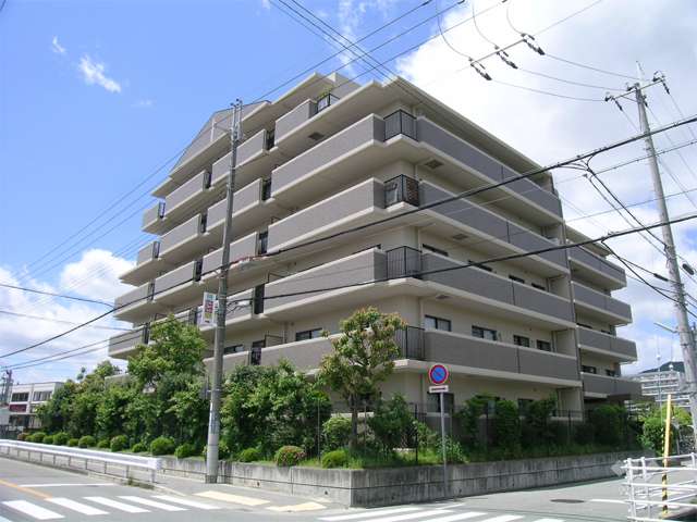 ツインコート宝塚壱番館の外観（南東側から）