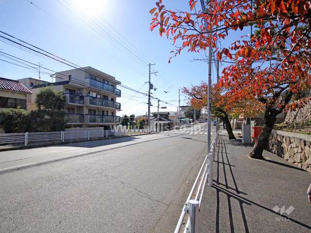 敷地北側の前面道路