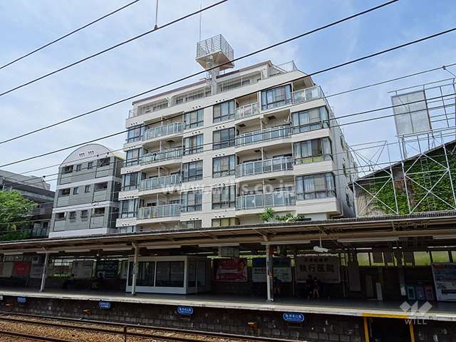 トーカン六甲キャスティールの外観（南東側から）。マンションの南側に阪急「六甲」駅があります。