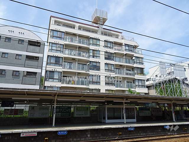 トーカン六甲キャスティールの外観（南西側から）。マンションの南側に阪急「六甲」駅があります。