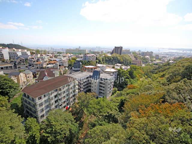 トーカン六甲マンションの遠景。緑豊かな住環境です。