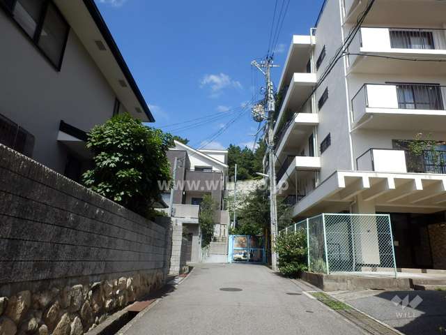 敷地西側の前面道路