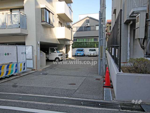 駐車場出入り口