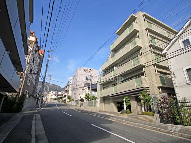 敷地西側の前面道路